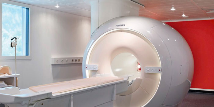 Sală de proceduri imagistice iluminată cu sisteme de iluminat pentru spitale de la Philips
