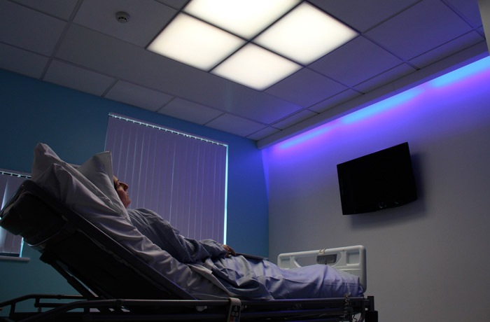 Un proiect posibil revoluţionar este în curs de derulare la Infirmeria regală Bradford cu scopul de a evalua influenţa mediului construit asupra procesului de îngrijire a pacienţilor care suferă de demenţă. Acesta include utilizarea sistemului Dynamic Lighting de la Philips şi prima instalare în Marea Britanie a sistemului de iluminat HealWell al companiei.