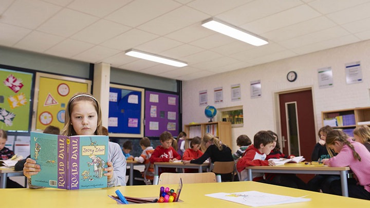 Studiu: aflaţi cum performanţele elevilor au fost îmbunătăţite prin utilizarea sistemului SchoolVision de iluminat pentru şcoli, în comparaţie cu sistemele de iluminat convenţionale.