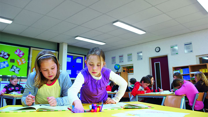 Setarea de lumină Normal a SchoolVision: iluminat inteligent pentru activităţile zilnice din şcoli