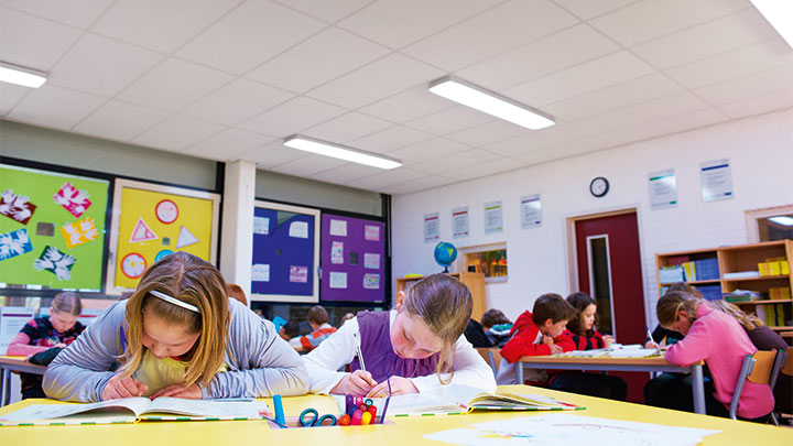 Setarea de lumină Focus a SchoolVision: iluminat inteligent pentru activităţile ce necesită un nivel înalt de concentrare