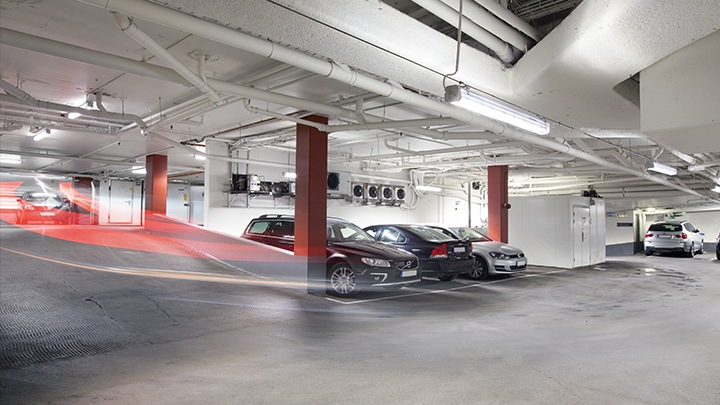 Sistemul GreenParking de la Philips Lighting: optimizaţi pentru vehicule iluminatul parcărilor, utilizând funcţia de detectare a prezenţei şi zonele de reglare a intensităţii luminoase.