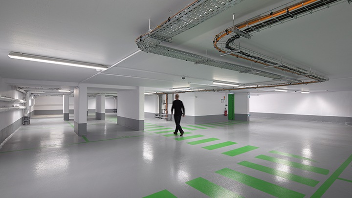 Sistemul GreenParking de la Philips Lighting: optimizaţi pentru pietoni iluminatul parcărilor, utilizând funcţia de detectare a prezenţei şi zonele de reglare a intensităţii luminoase.
