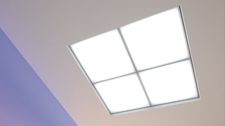 Modulul de plafon HealWell de la Philips Lighting îmbunătăţeşte experienţa pacienţilor datorită luminii identice cu cea naturală, stimulând, în plus, ritmurile de somn.