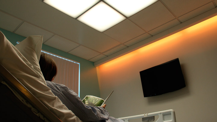 Sistemul de iluminat cu LED al bolţilor HealWell de la Philips Lighting îmbunătăţeşte experienţa pacienţilor prin lumina de culoare variabilă, ce susţine ritmurile de somn.