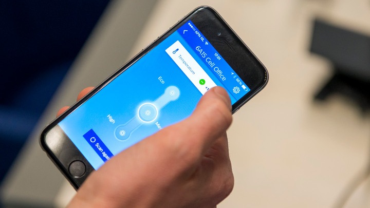 Iluminatul conectat de la Philips Lighting (InterAct Office) include funcţii de ghidare pe trasee prin intermediul smartphone-urilor şi setări personalizate pentru spaţiile de lucru.