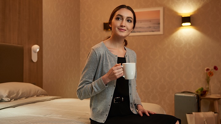 Iluminat pentru hoteluri: sistemul RoomFlex de la Philips Lighting poate adapta iluminatul în funcţie de cartelele oaspeţilor şi ale personalului de curăţenie