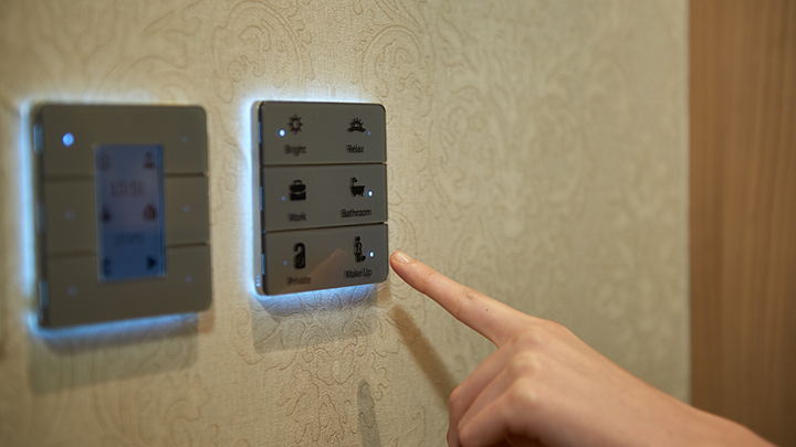 Iluminat pentru hoteluri: sistemul RoomFlex de la Philips Lighting poate declanşa proactiv solicitări de servicii şi curăţenie, utilizându-şi senzorii