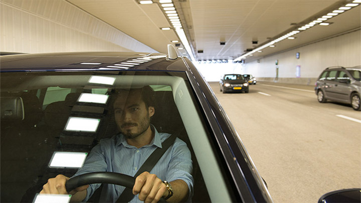 Menţineţi siguranţa şoferilor pe întreaga lungime a tunelului folosind iluminatul inteligent pentru tuneluri.