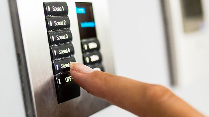Alt text: Controlaţi lumina cu sistemele de control al iluminatului Philips