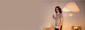 „Reglează cu ajutorul variatorului inteligent și controlează atmosfera caldă de iluminat cu LED într-un spațiu de locuit contemporan cu decor minimalist”