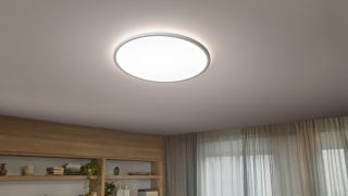 Becurile cu filament LED de inspirație vintage, luminile fiind instalate tip pandantiv, creează o ambianță caldă într-o zonă de luat masa confortabilă, prezentând o soluție elegantă și eficientă de iluminat pentru casă.