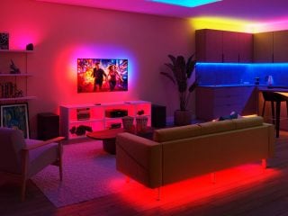 Exemplu de cameră cu produse Philips Smart Lighting utilizate pentru crearea unei ambianțe potrivite