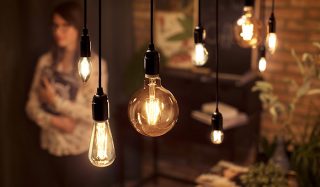 „Becurile cu filament LED în stil vintage, în forme asortate, iluminează zona de luat masa, creând o ambianță caldă și prezentând soluții de iluminat decorative eficiente din punct de vedere energetic pentru interioarele moderne de acasă.”