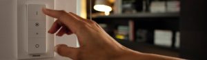 „Ajustează manual lumina cu dimmer-ul LED inteligent Philips, controlând iluminatul ambiental în camera de zi confortabilă.”