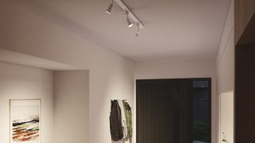 Spoturi de tavan orientate către haine