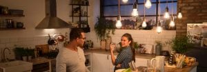 „Bucătărie modernă luminată cu LED-uri în stil vintage care creează o atmosferă caldă și primitoare.”