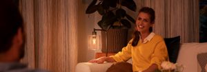 „O lampă de masă LED cu lumină caldă poate crea o atmosferă confortabilă în living, unde te poți bucura de o discuție relaxată seara.”