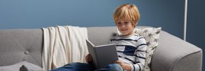 „Relaxează-te citind sub o lumină LED caldă, cu lumină confortabilă pentru poveștile de seară și promovează obiceiuri sănătoase de somn într-un dormitor primitor.”