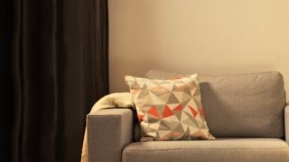 „Sufragerie confortabilă unde poți amplasa o lampă de masă LED modernă pentru a crea o ambianță caldă pentru relaxare la tine acasă.”