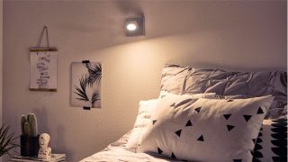 „Dormitor elegant cu spot cu LED reglabil care creează o ambianță confortabilă, iluminând decorul minimalist.”