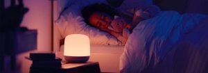 „Folosește o lumină de noapte LED inteligentă care emite o strălucire caldă în timp ce copilul doarme liniștit cu ajutorul iluminatului personalizabil pentru un mediu optim de somn.”