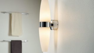 Baie modernă cu aplice de perete LED elegante care iluminează decorul minimalist și îmbunătățesc ambianța de spa.